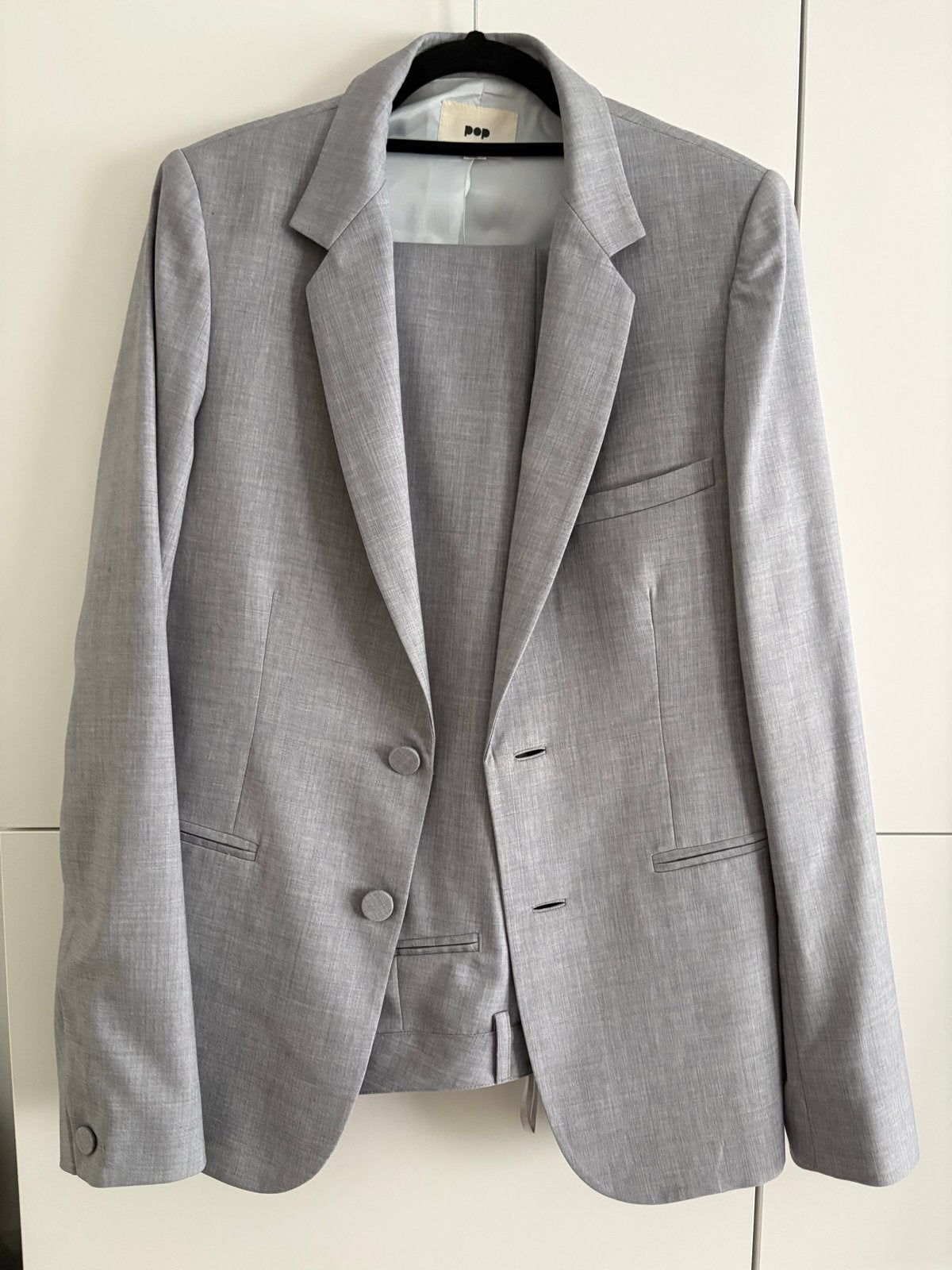 Pop. lichtgrijs pak - blazer en broek- maat M, Ophalen of Verzenden, Zo goed als nieuw, Maat 38/40 (M), Grijs