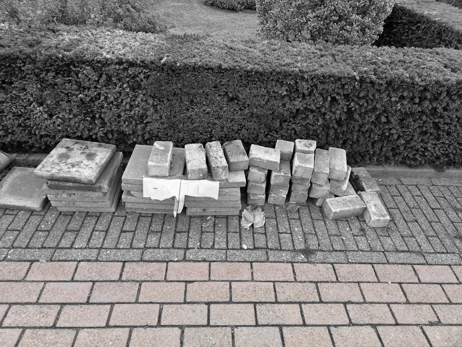 Gratis klinkers en tegels (2 stuks, 1 beschadigd), Ophalen of Verzenden