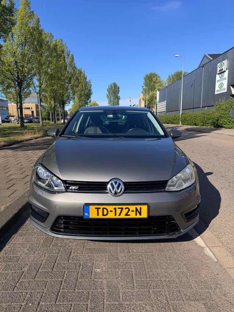 Volkswagen Golf 1.4 TSI AUTOMAAT 125pk 7-DSG 5D 2016 Grijs, Auto's, 125 pk, 4 cilinders, 1395 cc, 630 kg