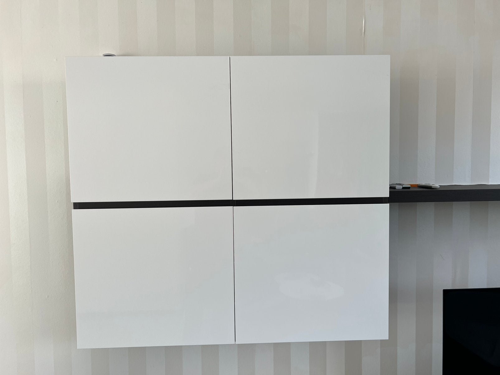Wandmeubel hoogglans wit met donker bruin, Ophalen, Gebruikt, Met deur(en), 100 tot 150 cm