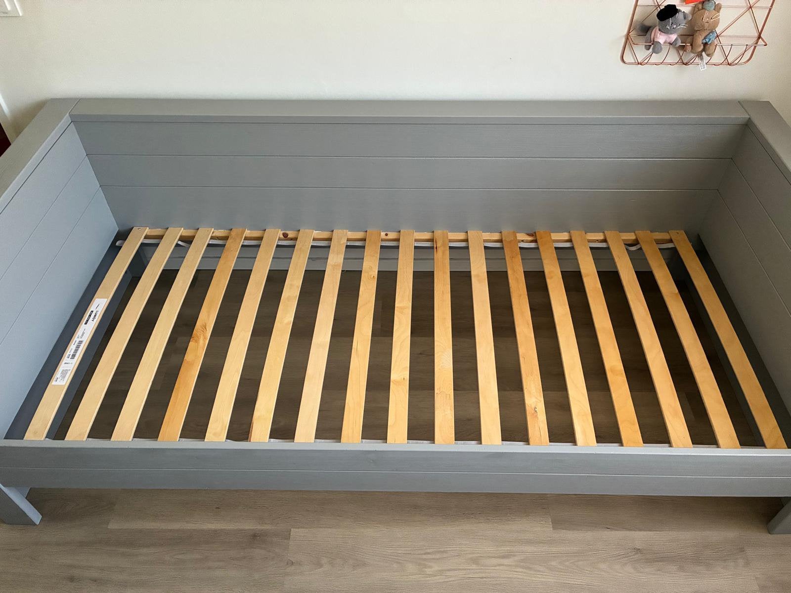 Woood Dennis bedbank lichtgrijs + Emma matras + bureau, Ophalen, 85 tot 100 cm, Zo goed als nieuw, Matras