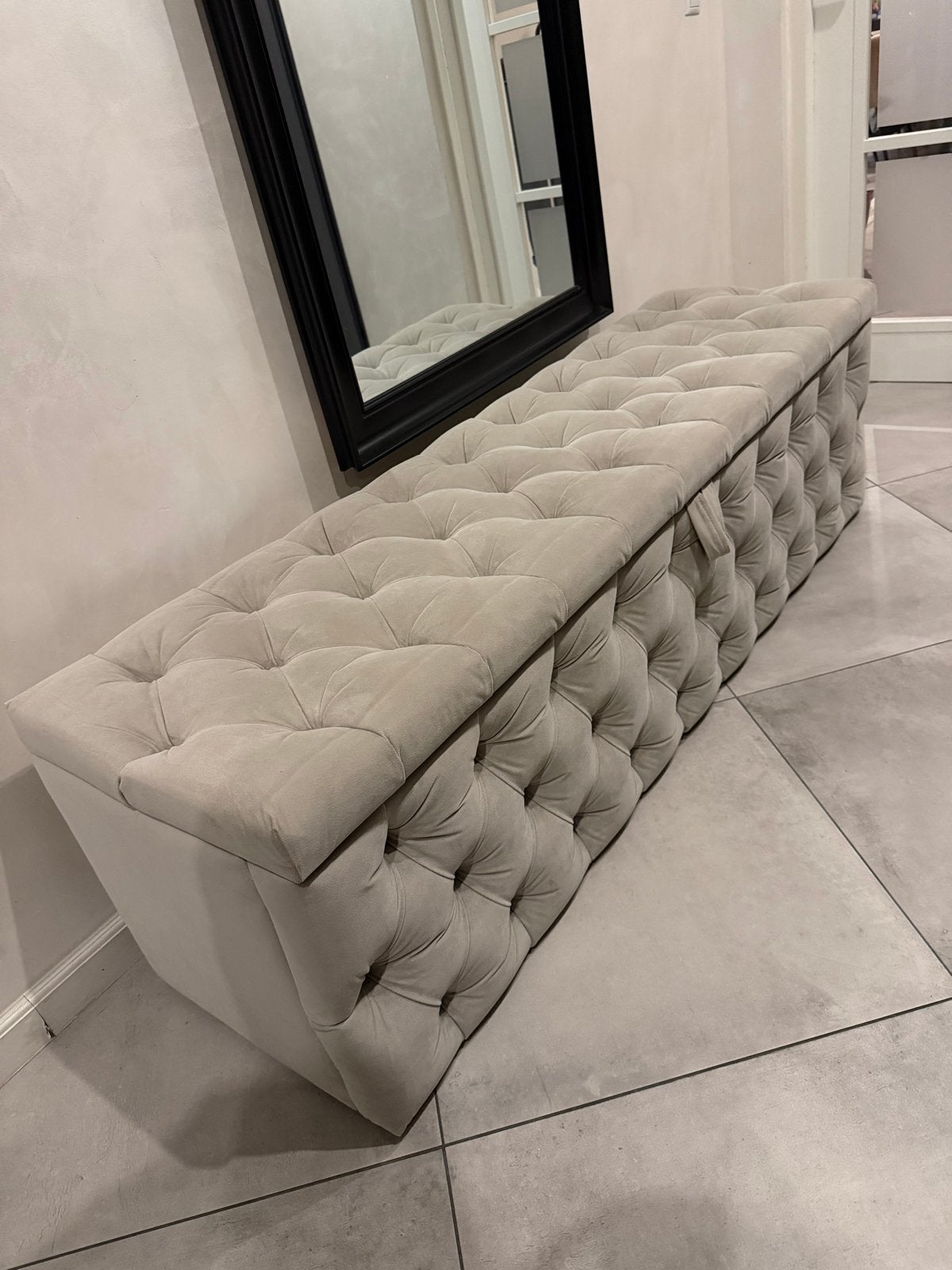 Velvet Opberg Poef/Hocker - Beige/Taupe met Knoppen, Ophalen of Verzenden, Zo goed als nieuw, Rond, Stof