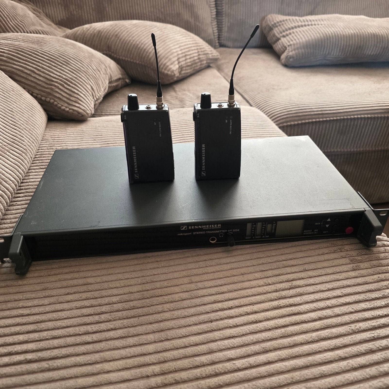 Sennheiser SR3054-U Mikroport met 2x EK 3053-U Beltpacks, Ophalen, Gebruikt