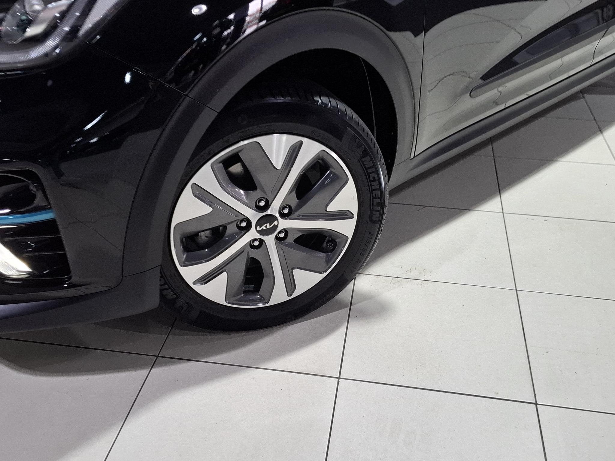 Kia e-Niro DynamicPlusLine 64 kWh SOH 100% Stoel en Stuur ve, Auto's, Gebruikt, 1712 kg, Leder en Stof, Zwart