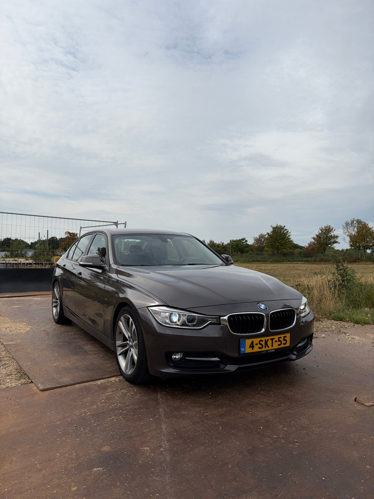 BMW 3-Serie 320I EDE 2013 Bruin - Sportpakket / M-interieur, Auto's, Dealer onderhouden, 4 cilinders, Bruin, 75 €/maand