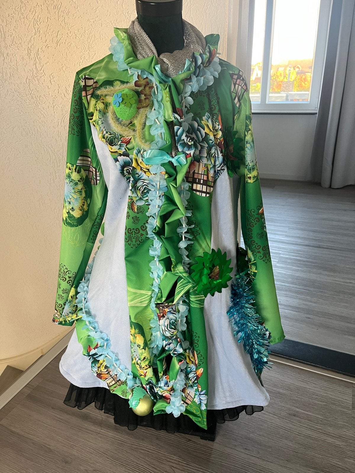 Geweldige nieuwe licht blauw/ groen Carnavalsjas maat L, Kleding | Dames, Carnaval, Maat 42/44 (L), Nieuw, Ophalen of Verzenden