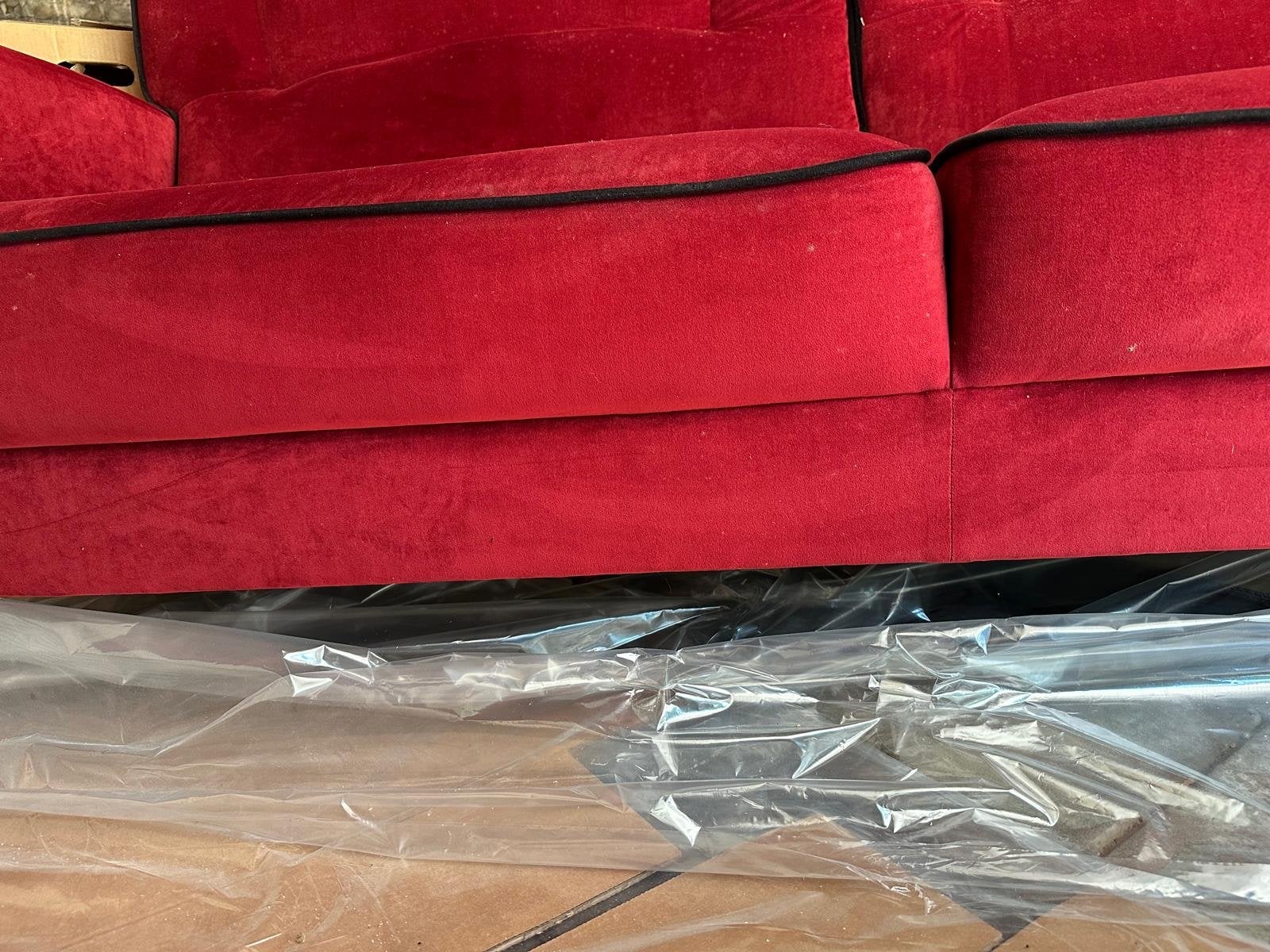 Rode fluwelen bank met zwarte bies, Ophalen, Gebruikt, Driepersoons, 75 tot 100 cm