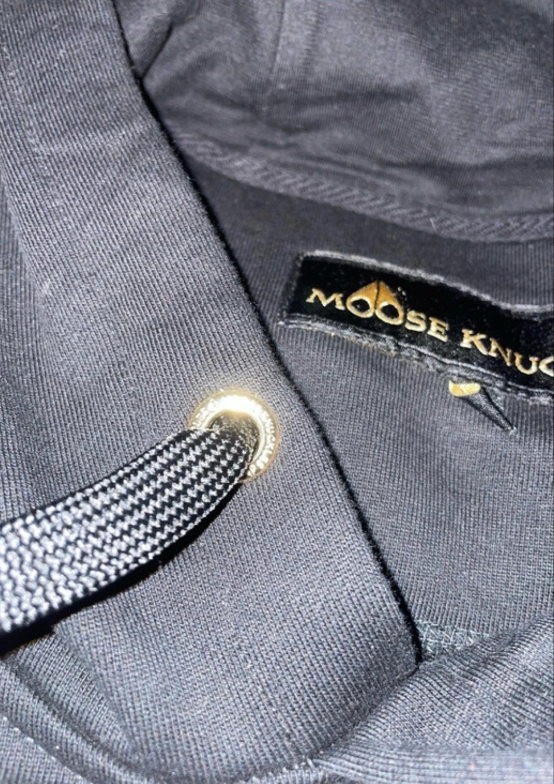 Moose Knuckles Zwarte Hoodie XXL met Gouden Patch, Moose Knuckles, Zo goed als nieuw, Moose Knuckles, Ophalen