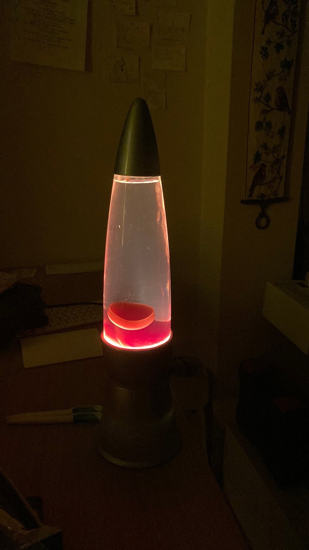 Zilverkleurige rode lavalamp, Huis en Inrichting, Overige materialen, Zo goed als nieuw, 46 cm, Met stekker