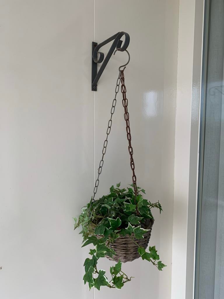 Hangmandje met beugel en kunstplantje, Tuin en Terras, Bloembakken en Plantenbakken, Overige materialen, Gebruikt, Minder dan 30 cm