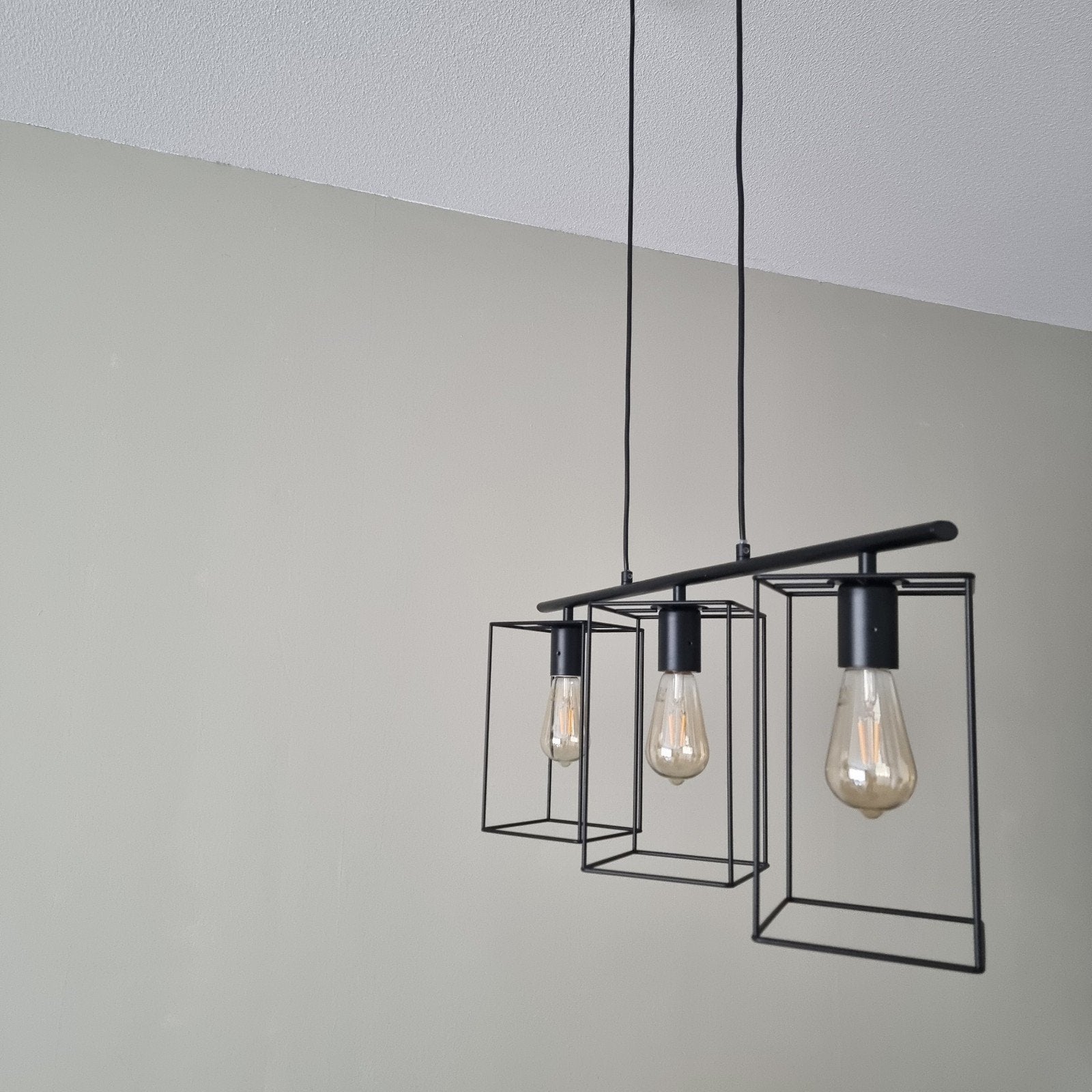 Eglo hanglamp met 3 zwarte metalen kooien - Nieuwstaat, Ophalen of Verzenden, Zo goed als nieuw, Metaal, Modern