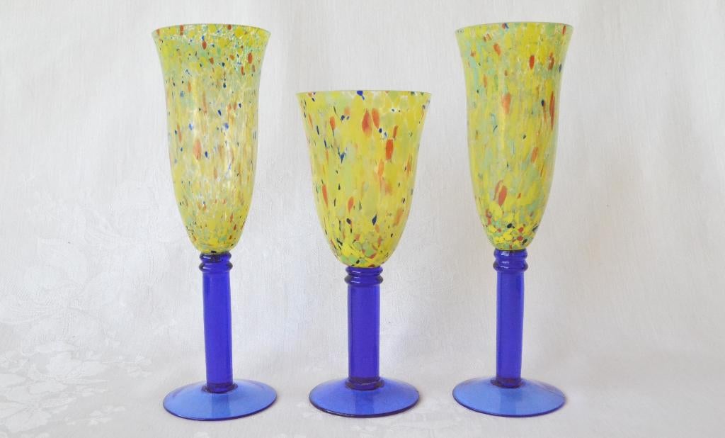 Drie geel blauw glazen Wijnglazen – spetterglas Murano / CZ, Ophalen of Verzenden