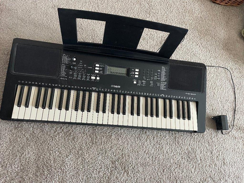 Yamaha PSR-E333 Keyboard - Zo goed als nieuw, Ophalen, 61 toetsen, Yamaha, Met standaard