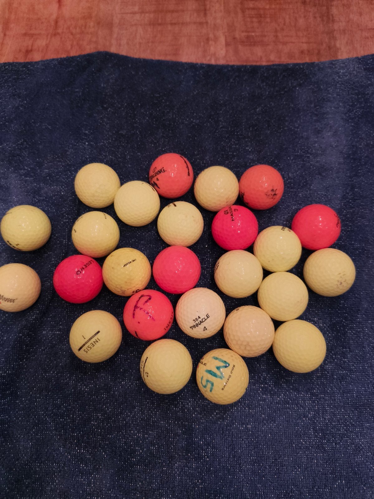 Diverse golfballen gekleurd 25 stuks- Gebruikt maar in goed, Ophalen of Verzenden, Gebruikt, Bal(len), Overige merken
