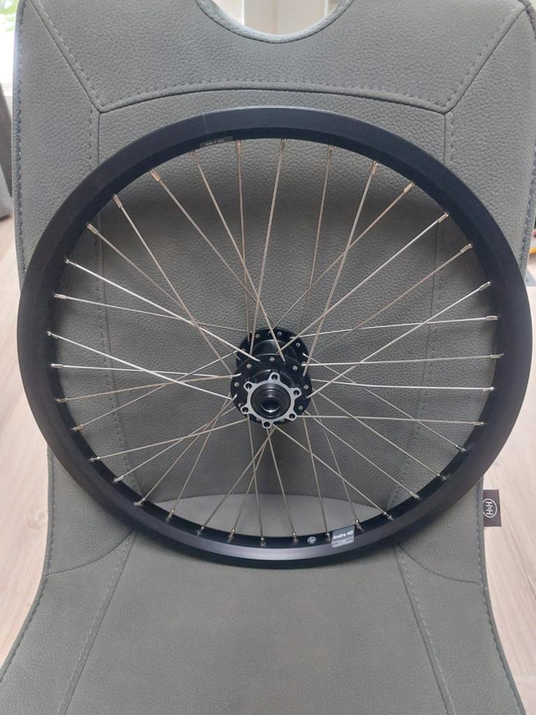 Voorwiel 20 inch bakfiets Urban Arrow disc steekas, Fietsen en Brommers, Fietsonderdelen, Wiel, Urban Arrow, Bakfiets, Nieuw