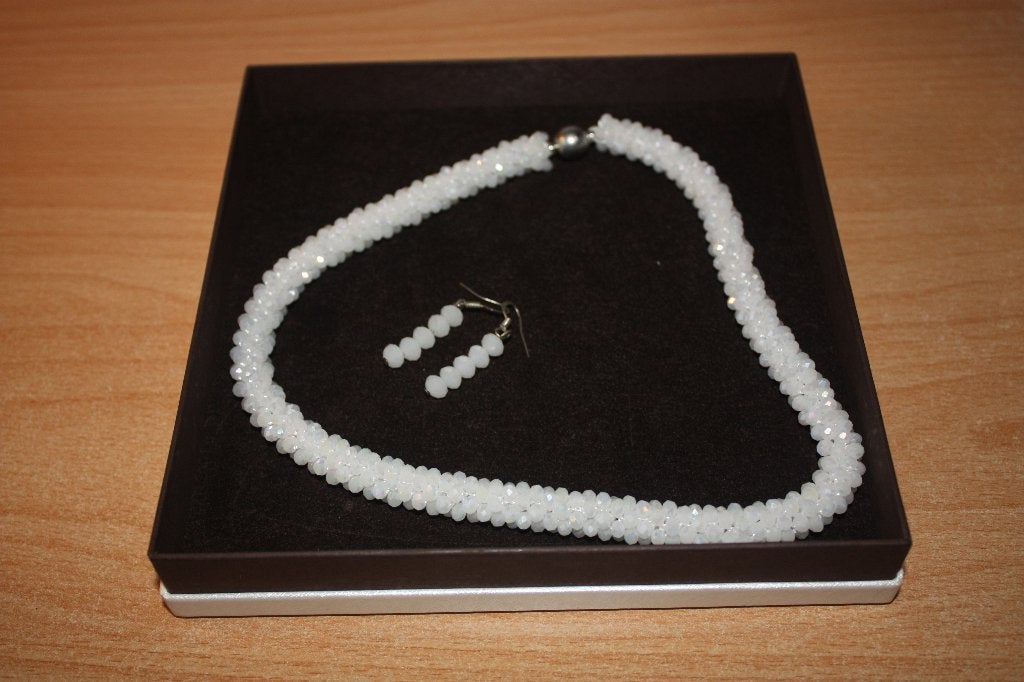 Mooie witte setje collier en hangers bergkristaal, Sieraden, Tassen en Uiterlijk, Kettingen, Ophalen of Verzenden, Nieuw, Wit