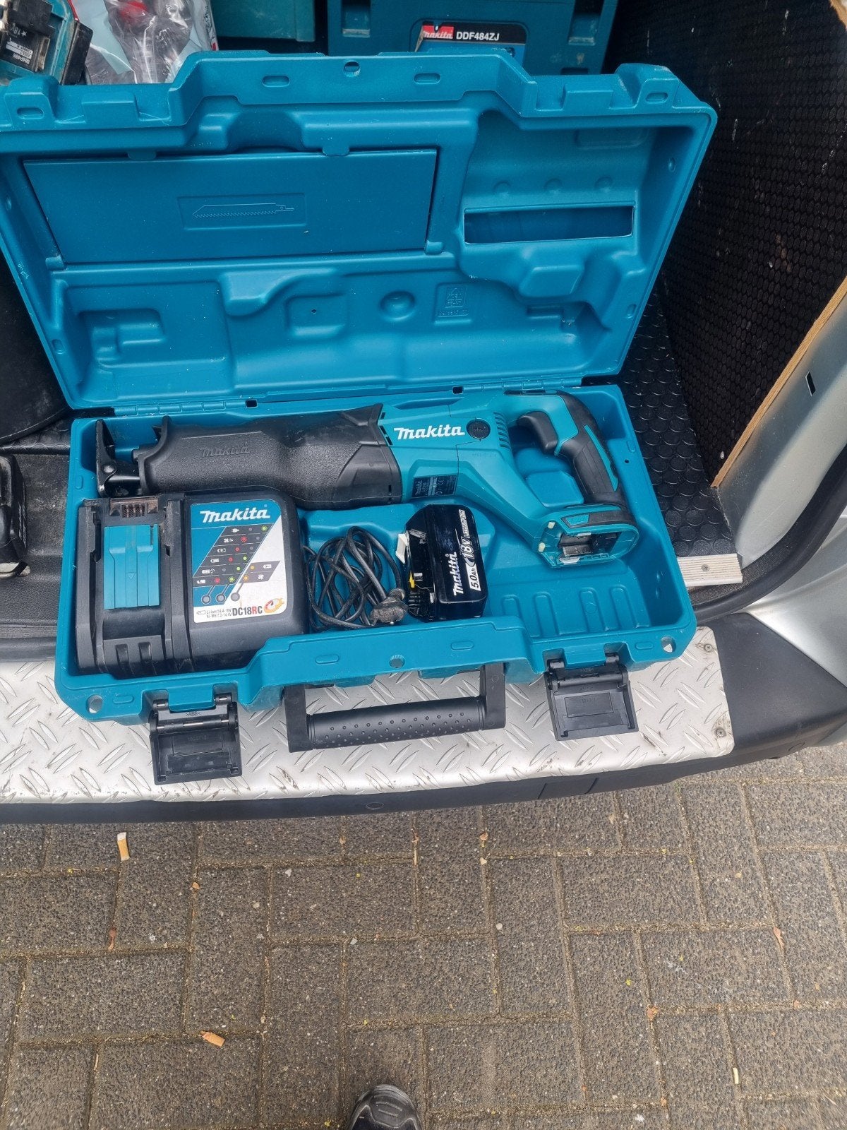 Makita Reciprozaag DJR186 met accu en lader, 70 mm of meer, 600 tot 1200 watt, Ophalen of Verzenden, Zo goed als nieuw