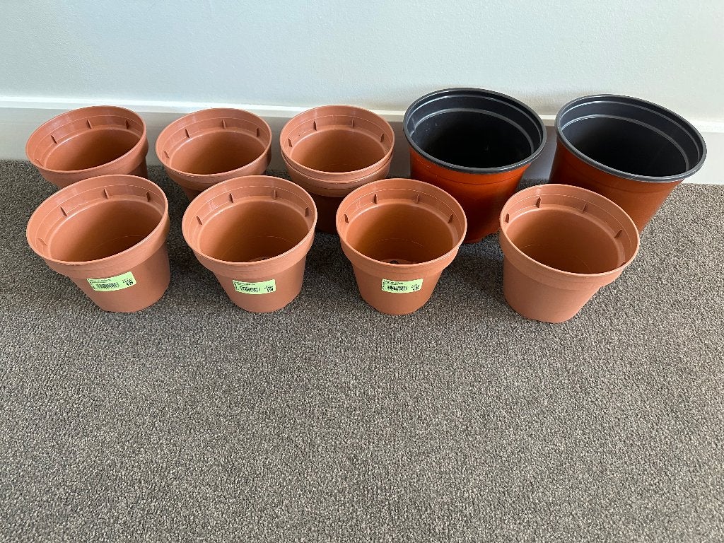 Foto 2 van NEGEN GLOEDNIEUWE Bloempotten; NIET gebruikt.