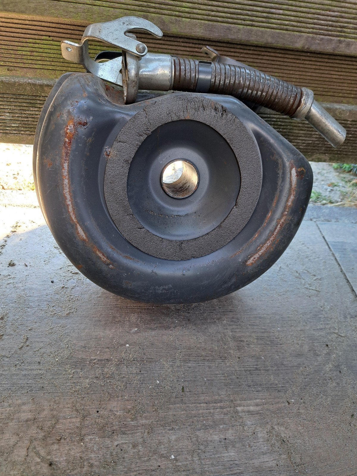 Mercedes jerrycan, Ophalen
