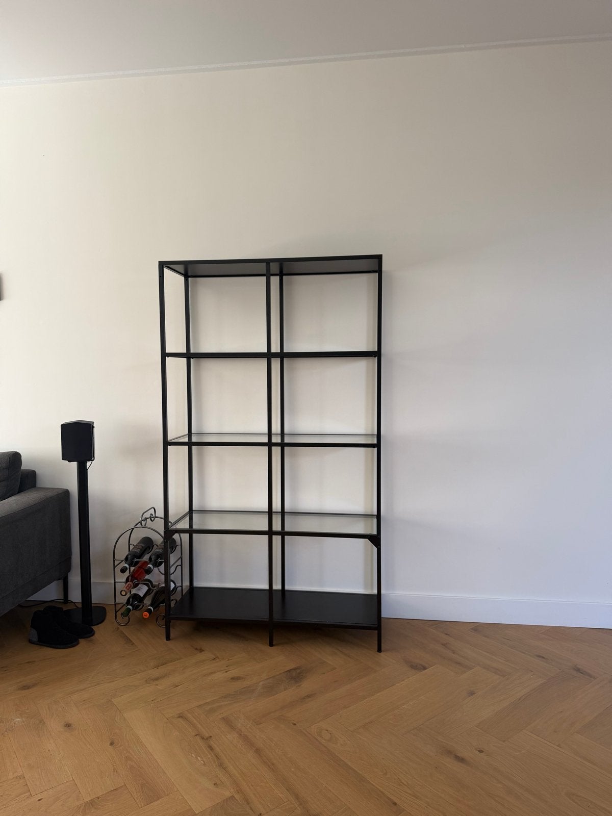 Zwarte kast met Glazen Planken, Huis en Inrichting, Kasten | Boekenkasten, Ophalen, Met plank(en), 100 tot 150 cm, Zo goed als nieuw