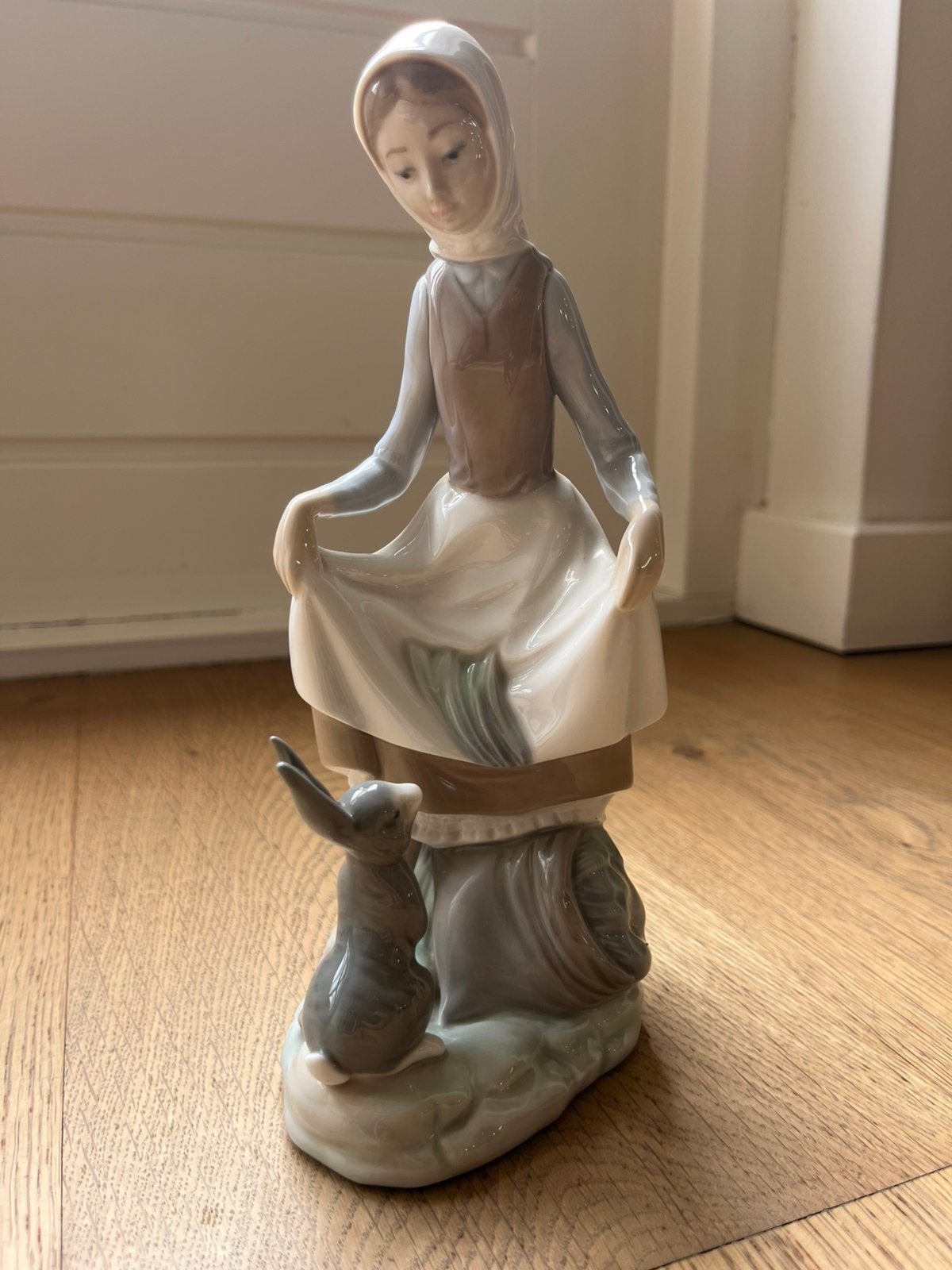 Lladro beeldje meisje met konijn - 'Girl with Rabbit', Verzenden, Zo goed als nieuw, Mens