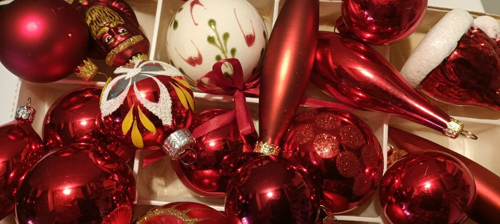 22 rode kerstballen plus piek, Ophalen of Verzenden, Gebruikt