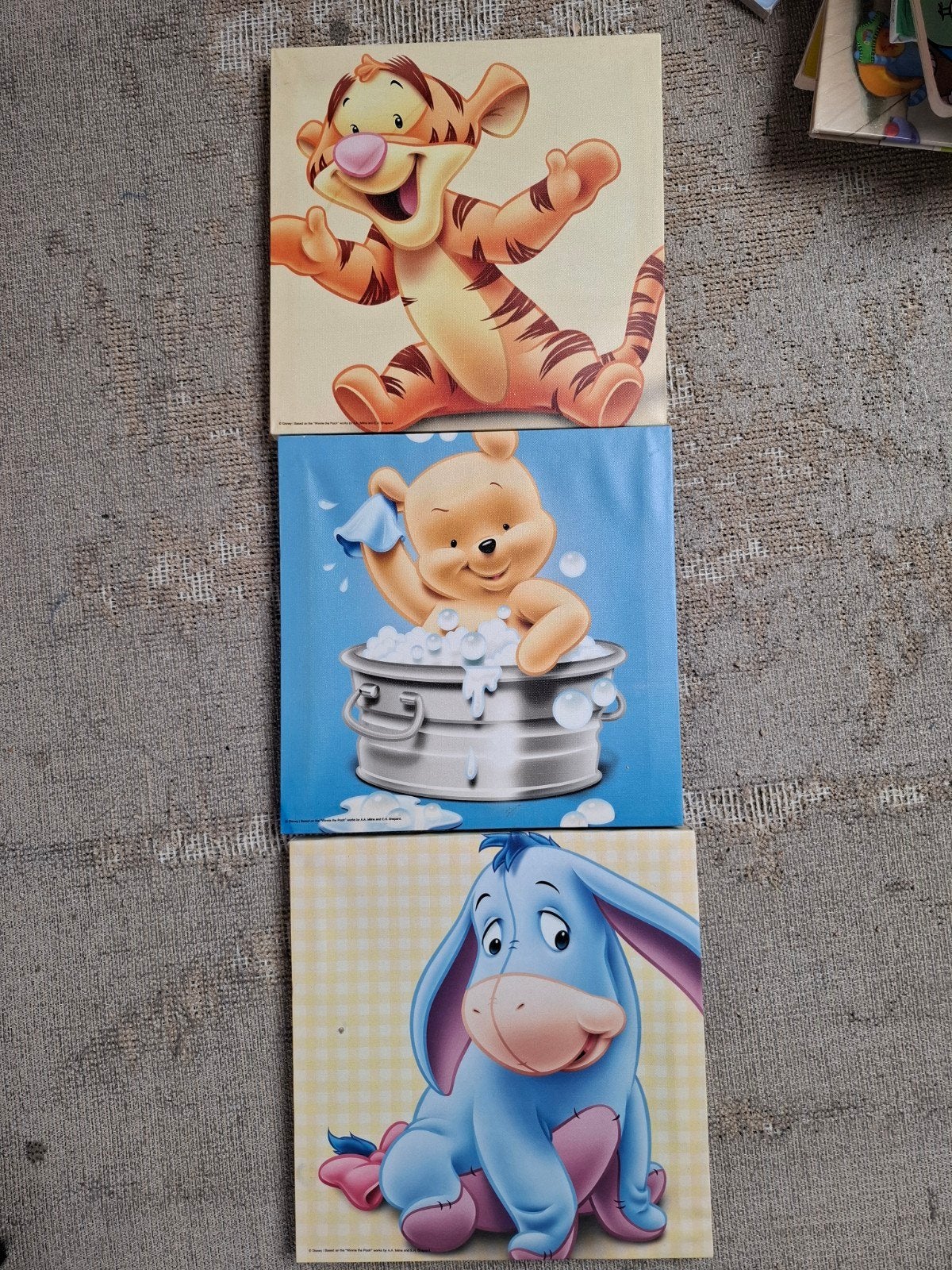 Set van 3 Disney schilderijtjes 25x25 cm winnie the pooh, Ophalen, Minder dan 50 cm, Gebruikt, Schilderij