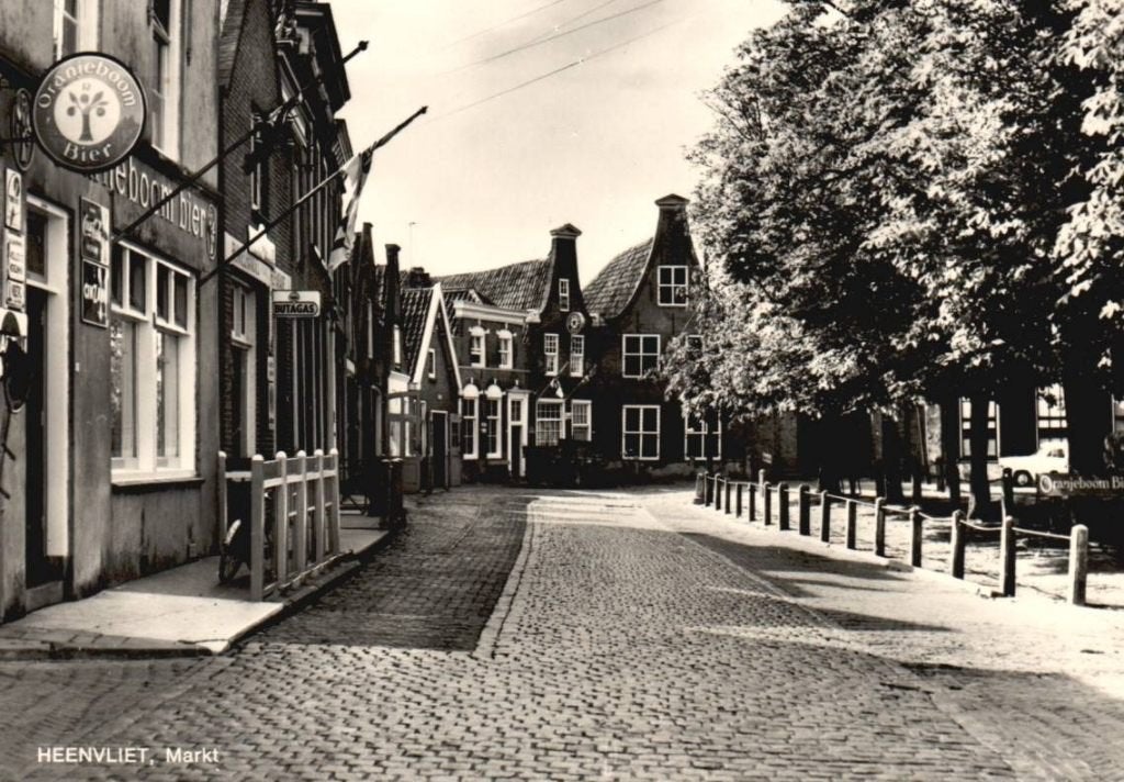 Heenvliet (ZH) Markt 1968 -Oranjeboom Bier reclame bord-, Ophalen, 1960 tot 1980, Ongelopen, Zuid-Holland