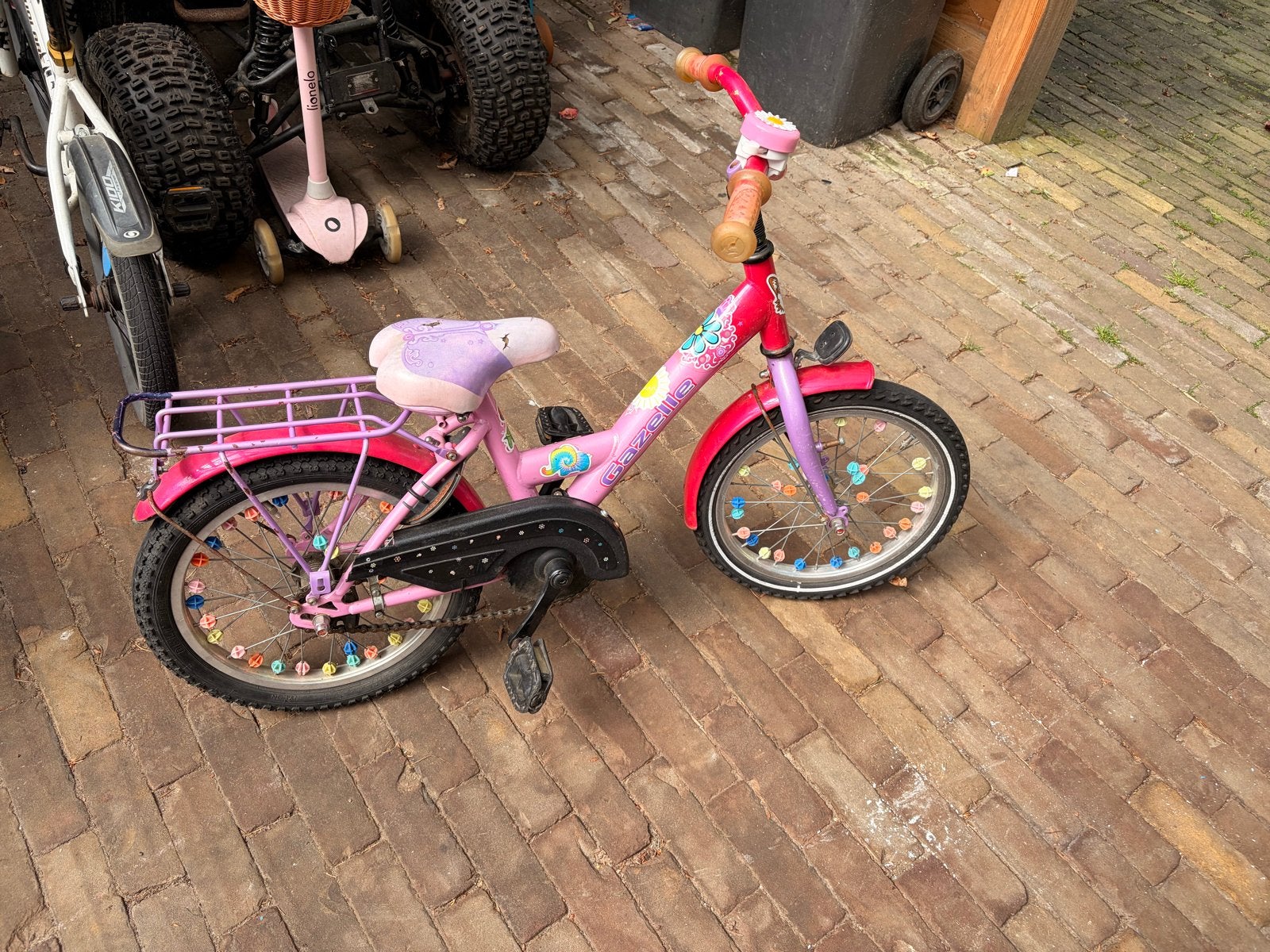 Roze kinderfiets - gazelle tweedehands kan nog prima mee, Fietsen en Brommers, Fietsen | Kinderfietsjes, Ophalen, Zijwieltjes