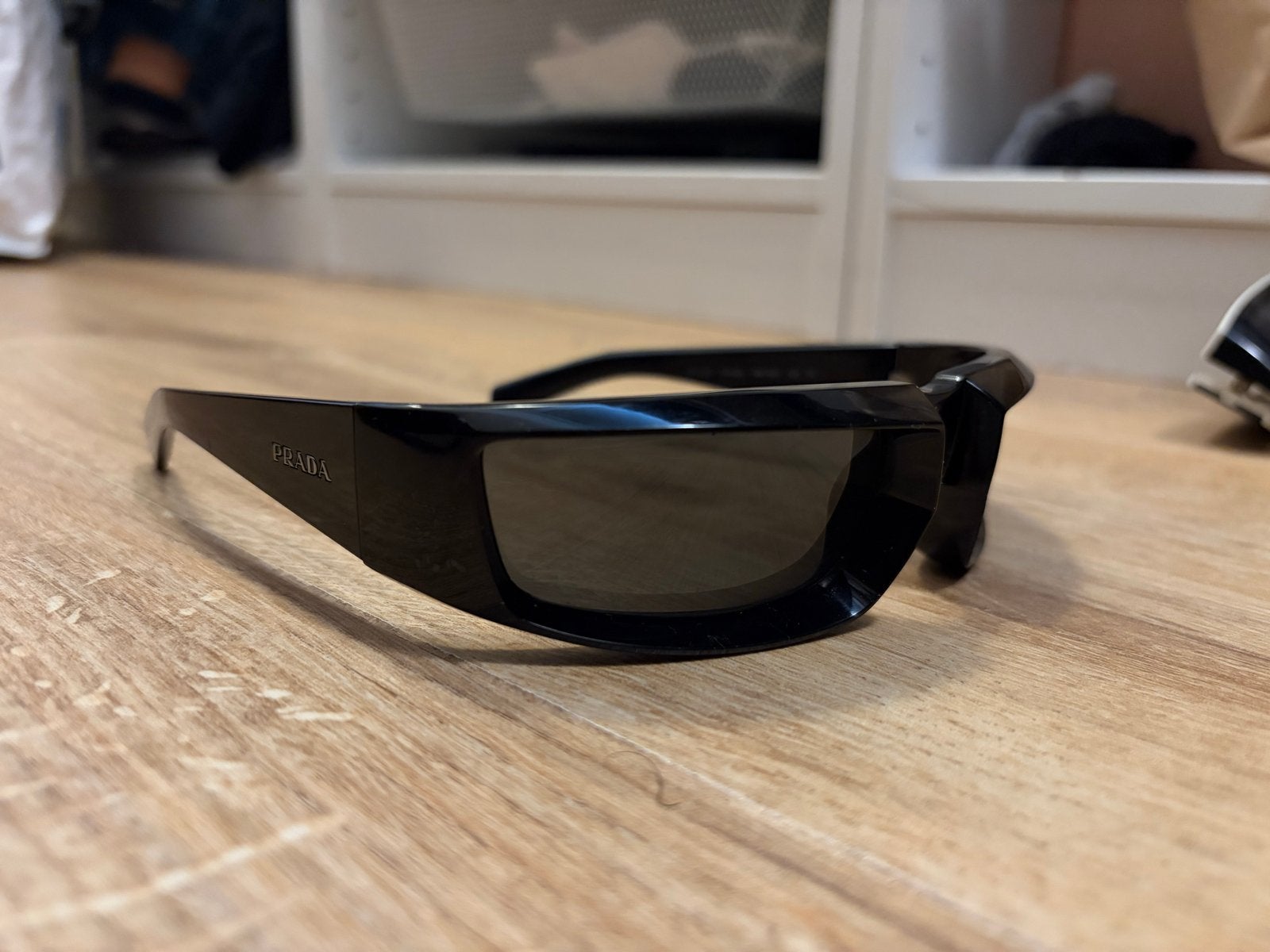 Prada zonnebril - Zwart, zo goed als nieuw, Zonnebril, Prada, Zwart, Ophalen of Verzenden