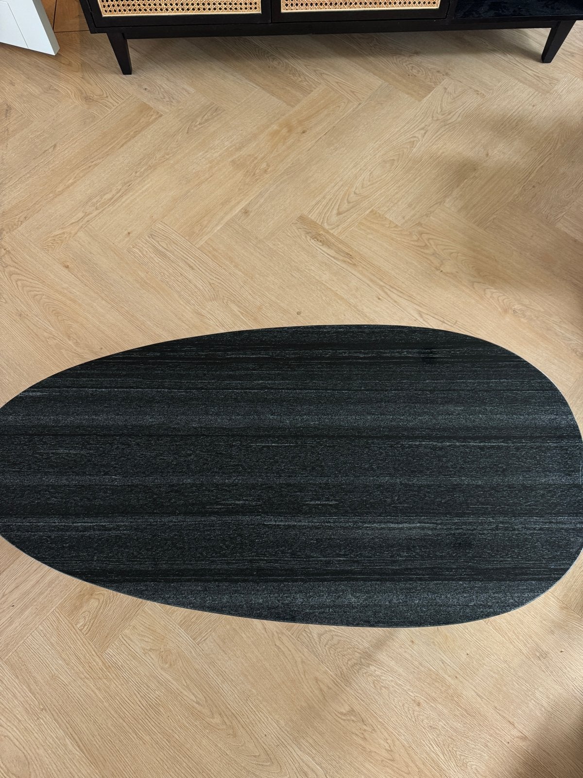 Ovale salontafel zwart marmer look met messing tafel poten, Huis en Inrichting, Tafels | Salontafels, Ophalen, 100 tot 150 cm