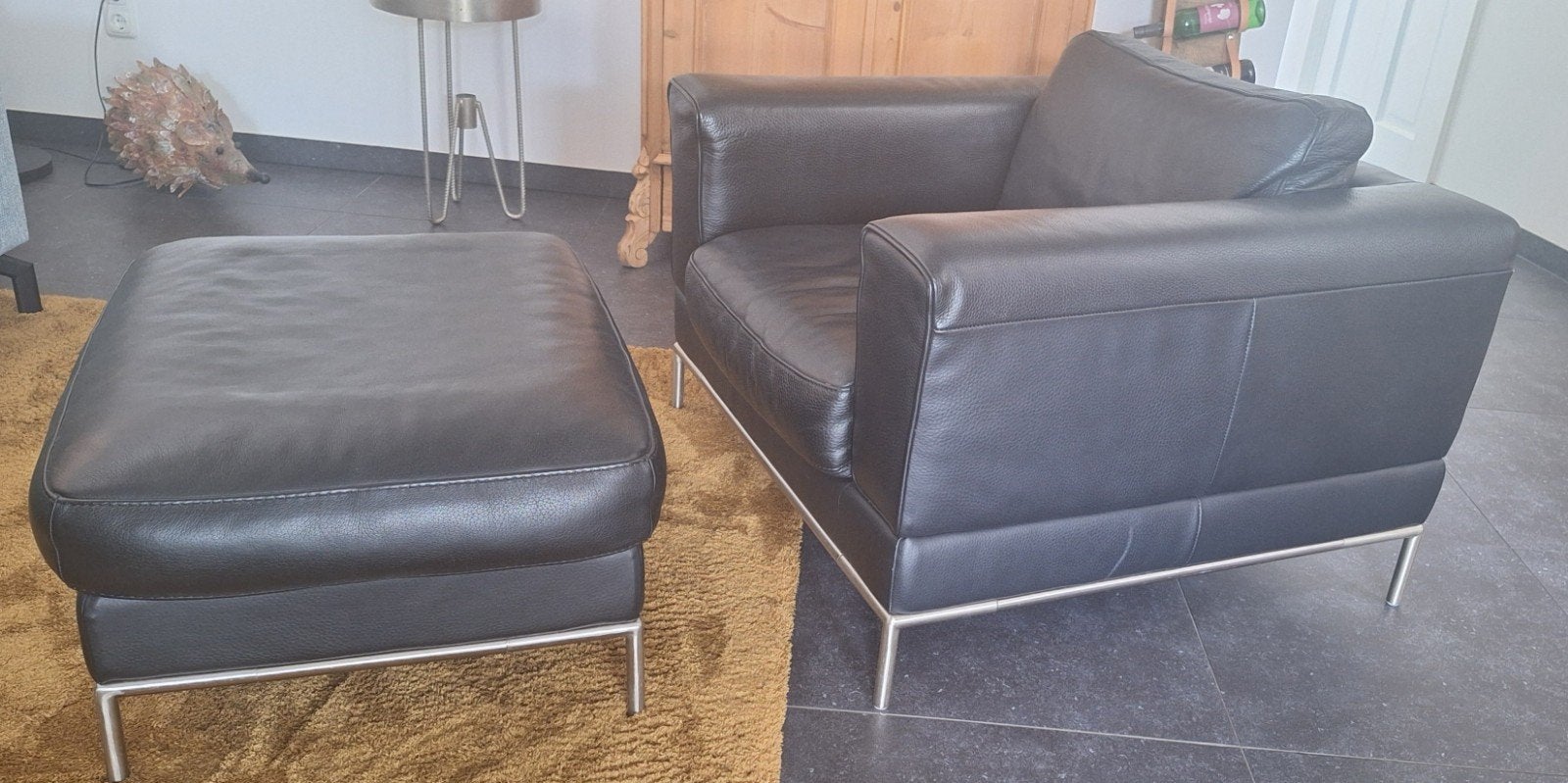 Zwart leren stoel met hocker, stalen frame ., Ophalen, Eenpersoons, 75 tot 100 cm, Leer