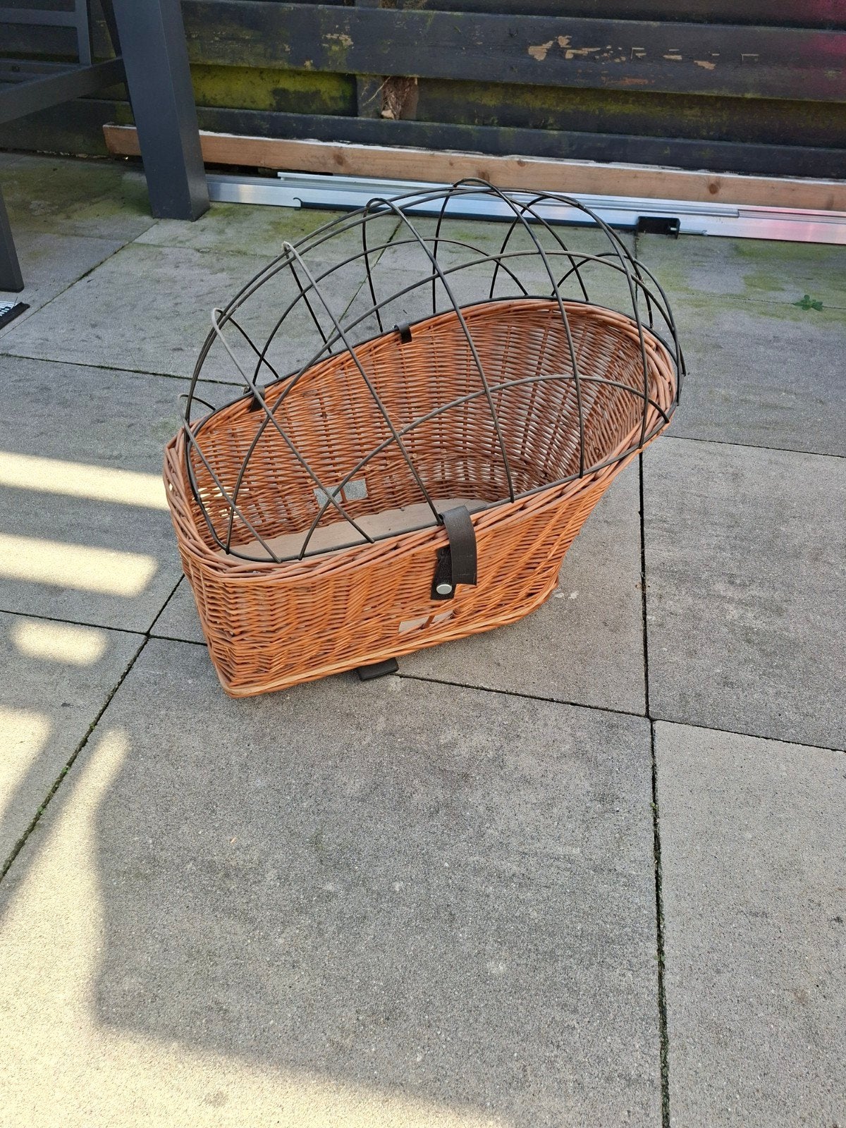 Rotan fietsmand met metalen deksel, Fietsen en Brommers, Ophalen of Verzenden, Zo goed als nieuw, Fietsmand