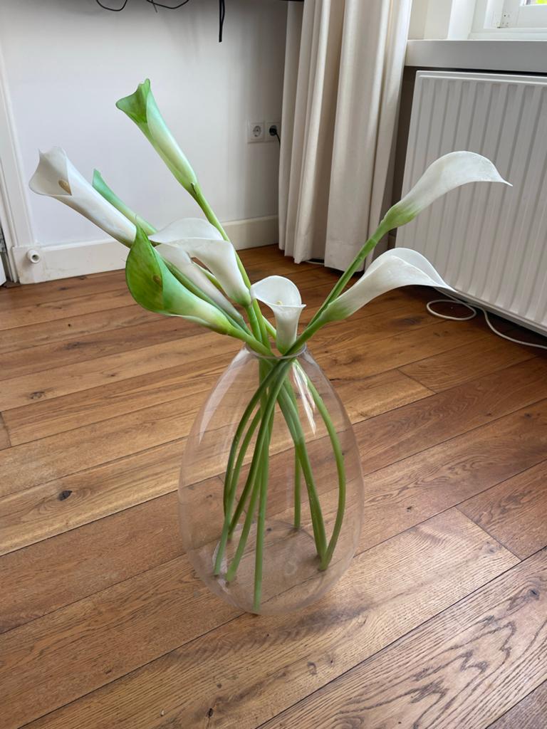 Glazen vaas met kunstbloemen (witte calla's), Huis en Inrichting, Kamerplanten, Ophalen