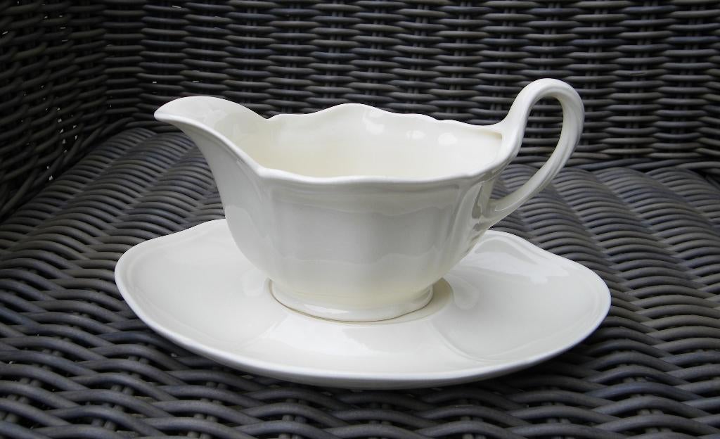 Wedgwood QUEENS PLAIN Jus/sauskom met losse onderschotel, Nieuw, Ophalen of Verzenden, Kom(men), Wedgwood