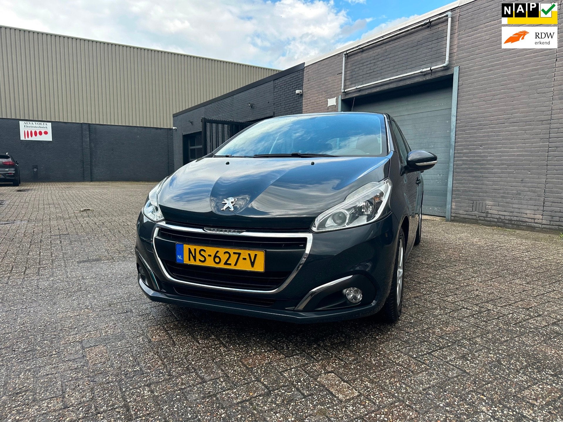 Peugeot 208 1.2 PureTech Blue Lion Airco Cruise Navi PDC LM-, Auto's, Voorwielaandrijving, Dealer onderhouden, Stof, Gebruikt