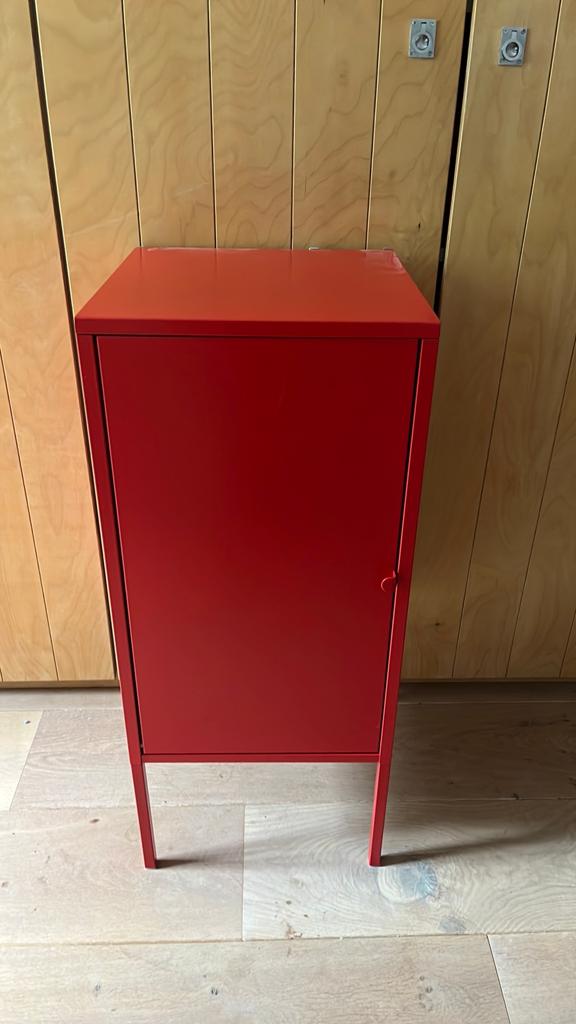 Rood metalen kastje met 2 planken Lixhult, Ophalen of Verzenden, Gebruikt