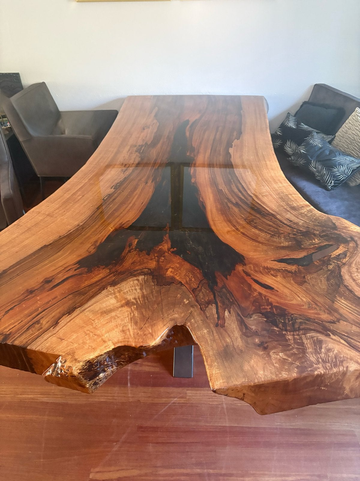 Massieve houten tafel met 3 stoelen en suède bankje, Huis en Inrichting, Tafels | Salontafels, Ophalen, Gebruikt, 100 tot 150 cm