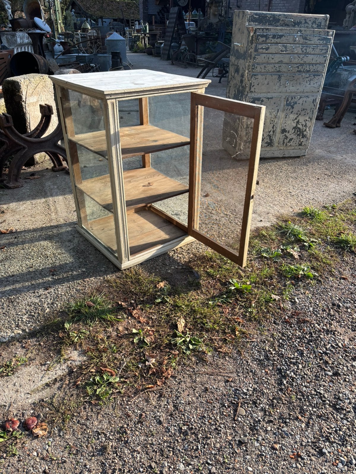 Oude toonbank vitrine of oude vitrinekast deur ijzer gaas, Ophalen