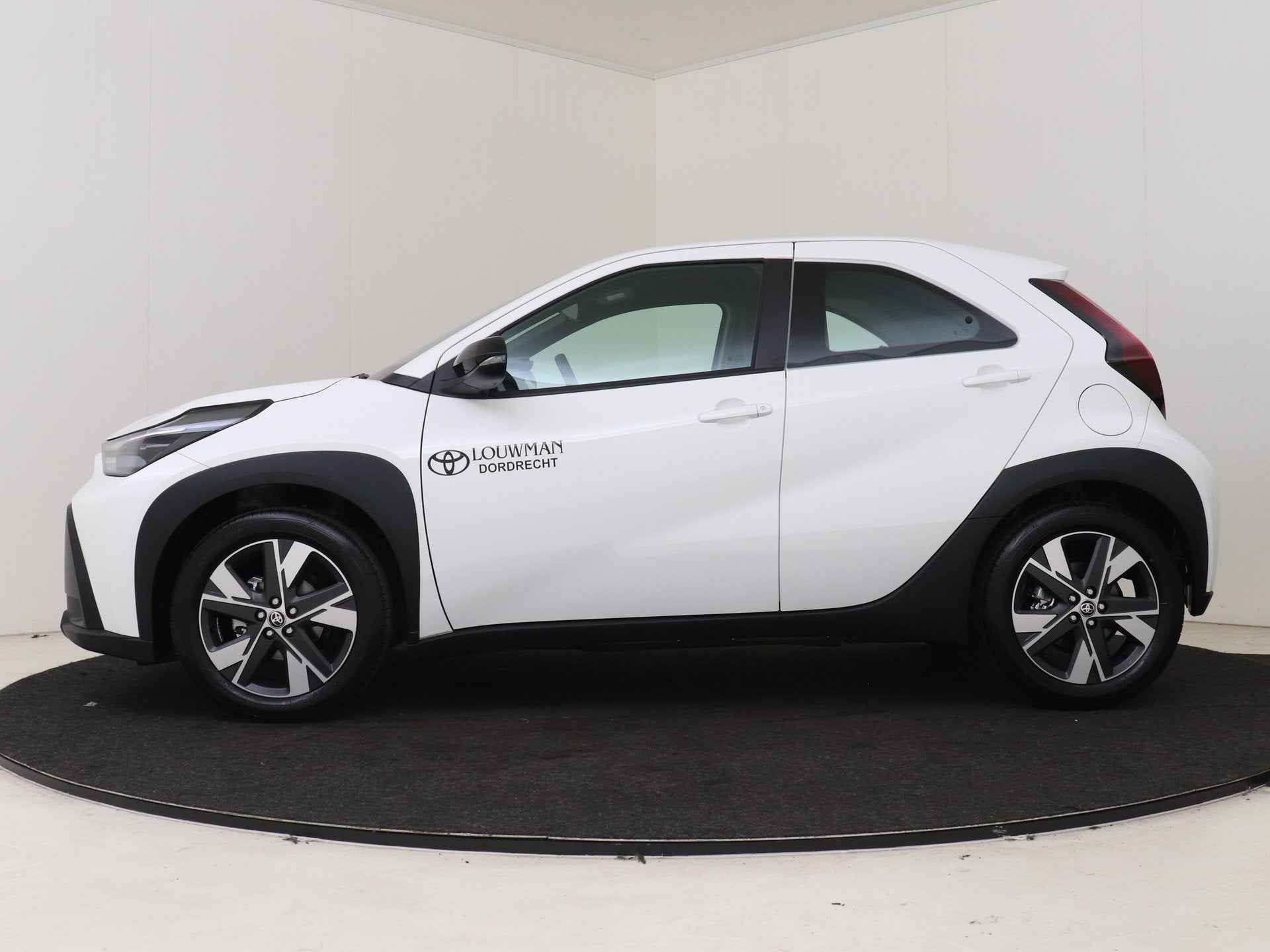Toyota Aygo X Hybrid 115 play + GO Pack | DEMO & DIRECT LEVE, 12 maanden, Stof, 4 stoelen, 116 pk