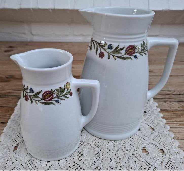 2 Lilien Chocolade / Gluhwein kannen met bloemen, Ophalen of Verzenden