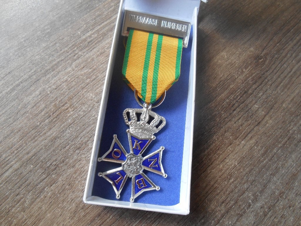 Medaille Vierdaagse Nijmegen voor 6 keer lopen, Verzamelen, Ophalen of Verzenden, Landmacht, Nederland, Lintje, Medaille of Wings