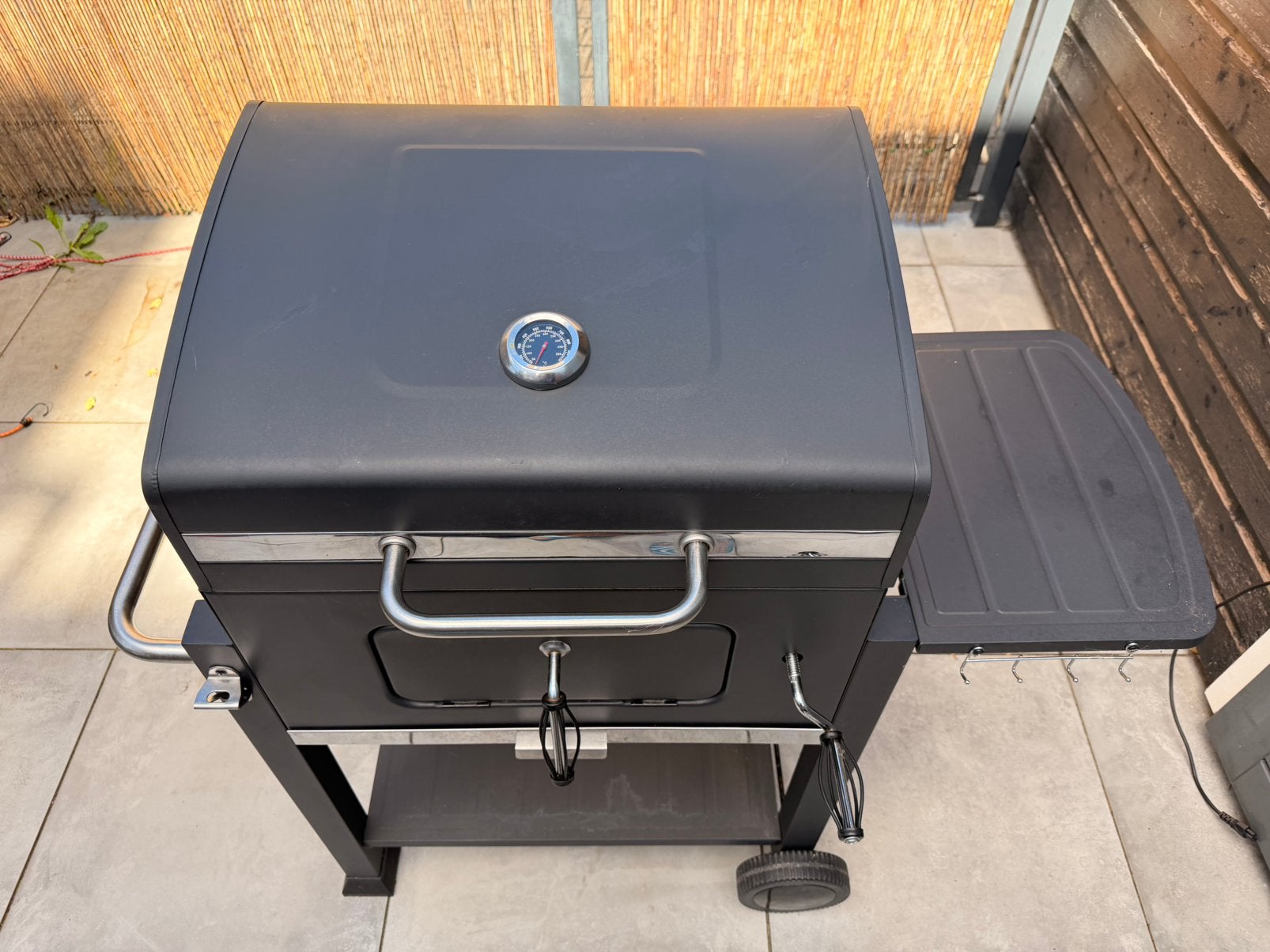 Tenneker Houtskoolbarbecue (Hornbach) + Afdekhoes, Tuin en Terras, Ophalen, Zo goed als nieuw