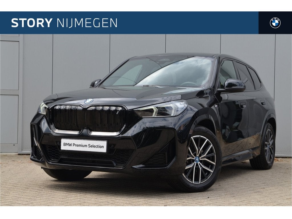 BMW iX1 xDrive30 M Sport / Sportstoelen / Comfort Access / A, Auto's, BMW, Gebruikt, Zwart, Met garantie (alle), Zwart