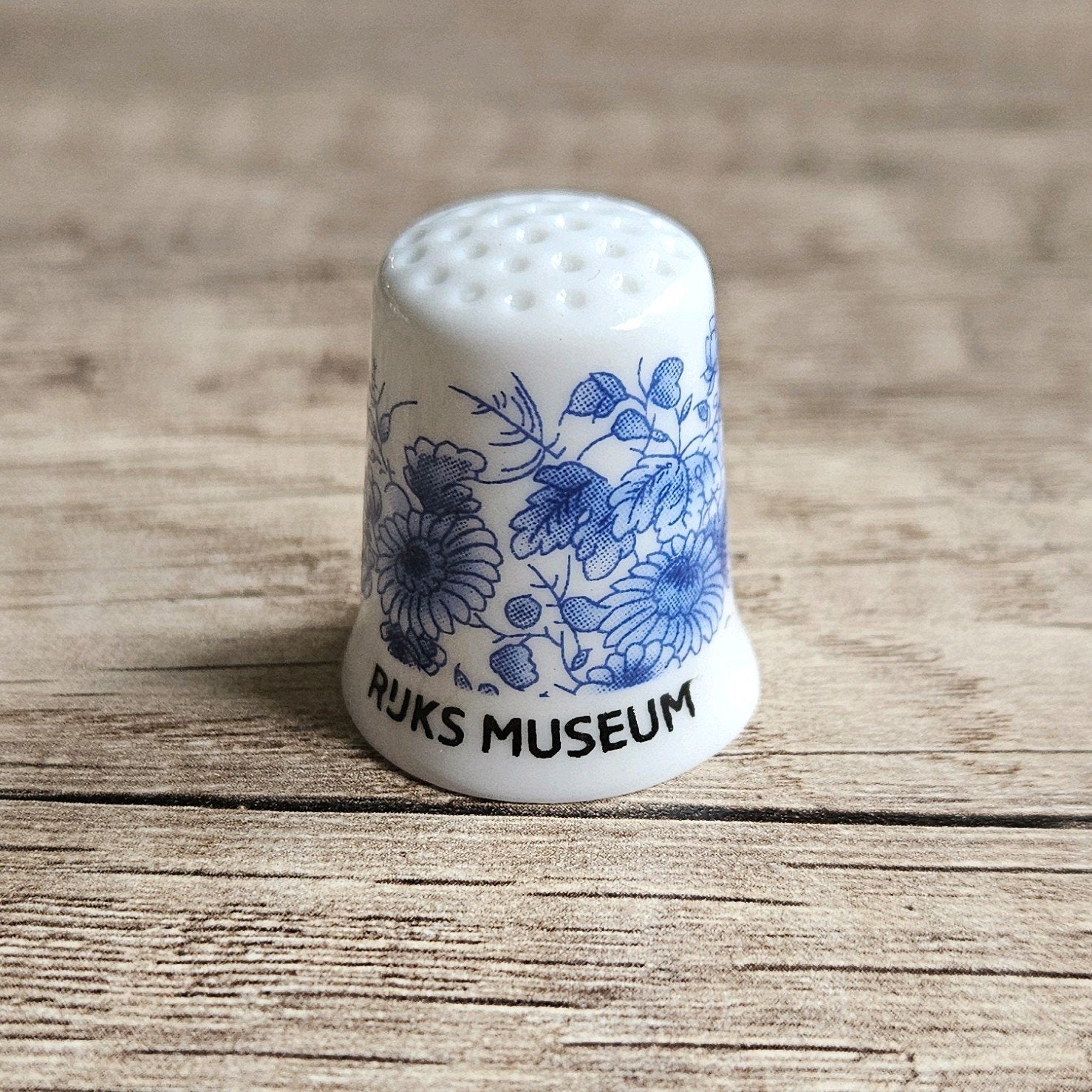 vingerhoedjes verzamelen  - Rijksmuseum  - vingerhoed, Ophalen of Verzenden, Zo goed als nieuw, Porselein, Nederland