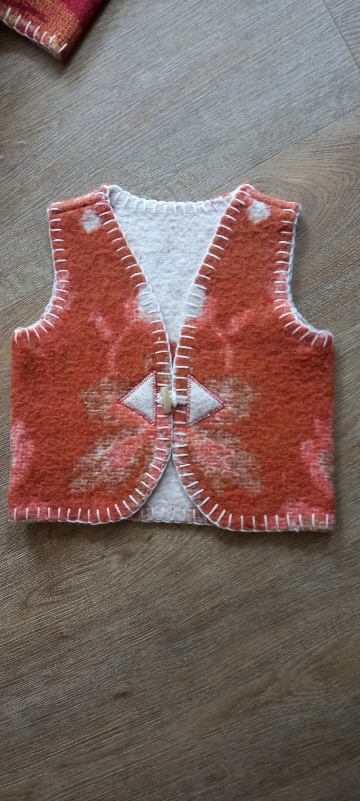Handgemaakte wollen bodywarmer maat 80, Kinderen en Baby's, Ophalen of Verzenden, Nieuw, Handgemaakt, Jongetje of Meisje