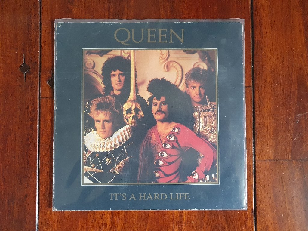 Queen – It’s a hard life **, Gebruikt, 7 inch, Ophalen of Verzenden, Beschermende buitenhoes