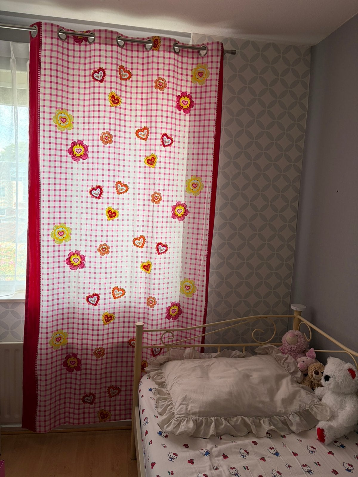 2 gordijnen roze met bloemetjes met ringen exclusief roe, Huis en Inrichting, Met ringen, Gebruikt, Ophalen of Verzenden, 130 cm
