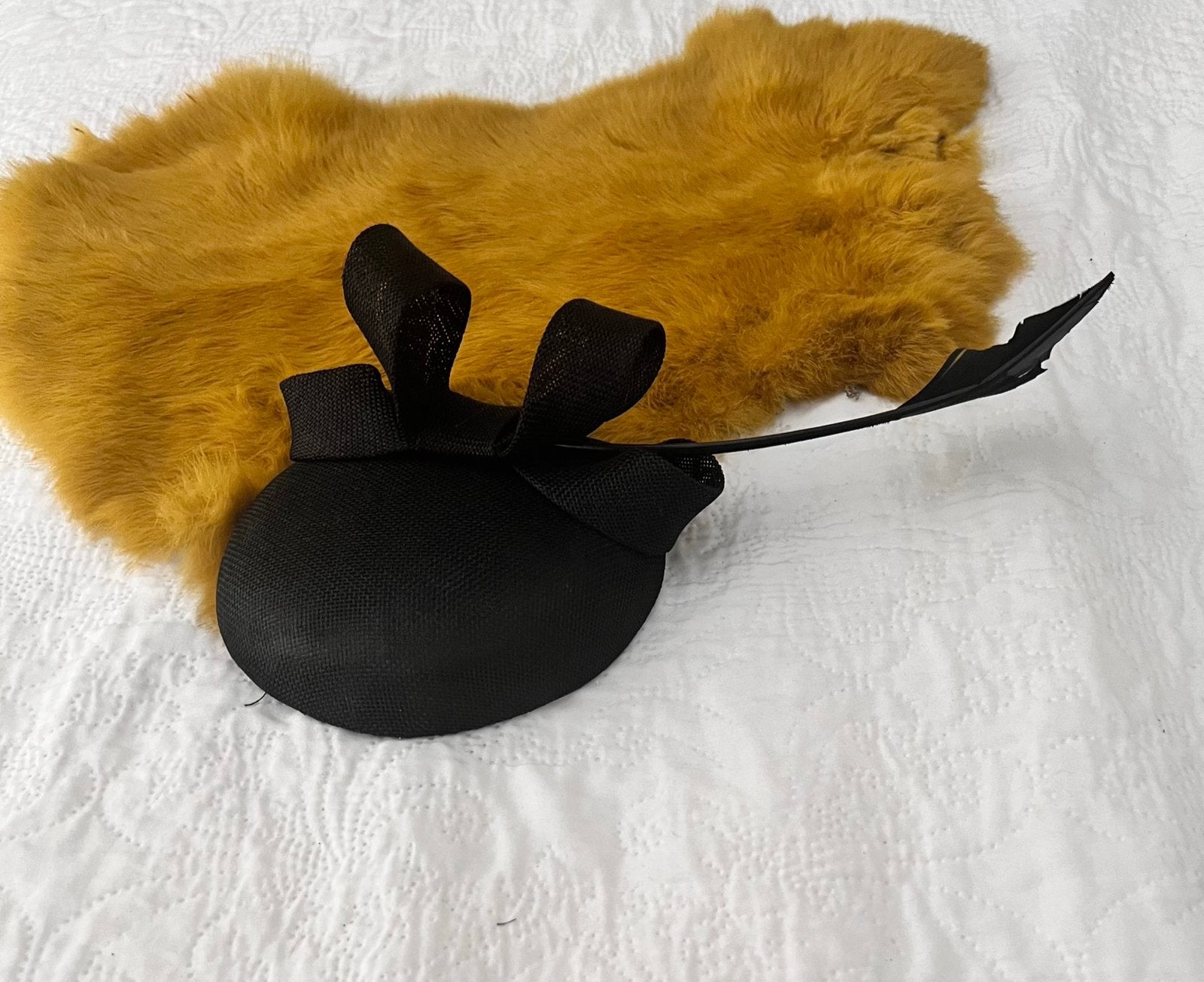 Chic zwart dopje met veer, fascinator hoed, dames, meisjes, Kleding | Dames, Hoeden en Petten, Ophalen of Verzenden, Nieuw, One size fits all