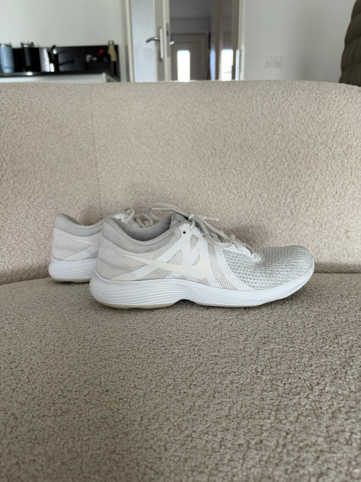Nike revolution 4 wit licht grijs maat 40., Gebruikt, Nike, Overige typen, Ophalen of Verzenden